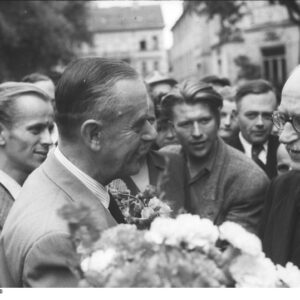 Thomas Mann in Menschenmenge.