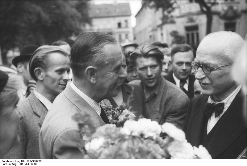 Thomas Mann in Menschenmenge.